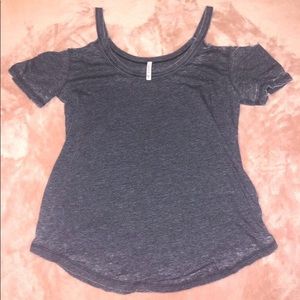 Cold shoulder distressed tee